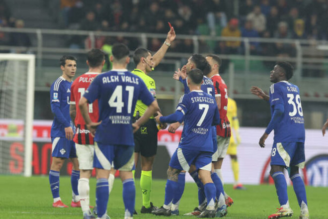 ФОТО. Уокер умолял. Алли провел первый матч за 2 года и получил красную