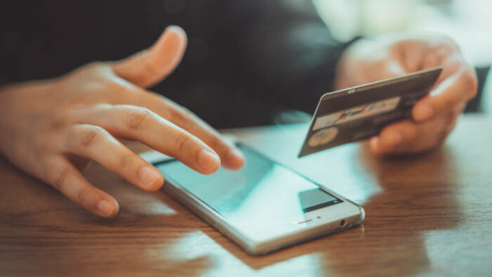 В Турции власти расследуют нелегальные переводы на миллионы долларов