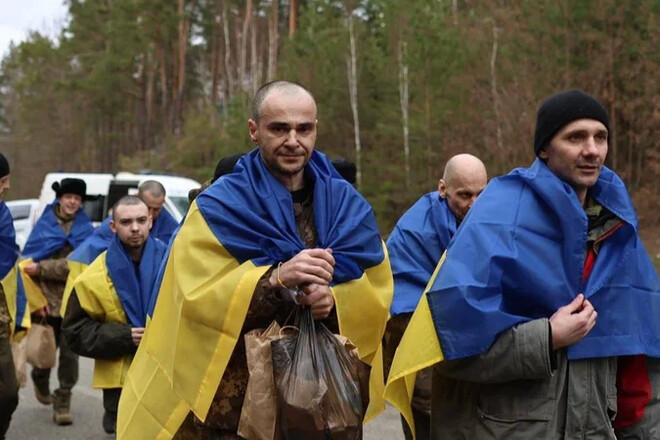 ФОТО. Великий обмін. Україна повернула з полону 175 захисників