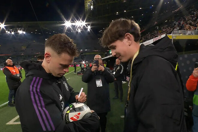 Киммих подарил мяч болбою, который помог Германии забить с углового