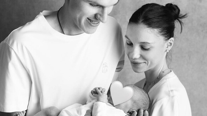 ФОТО. Внук Игоря Суркиса уже показывает фигу. Яна Суркис делится