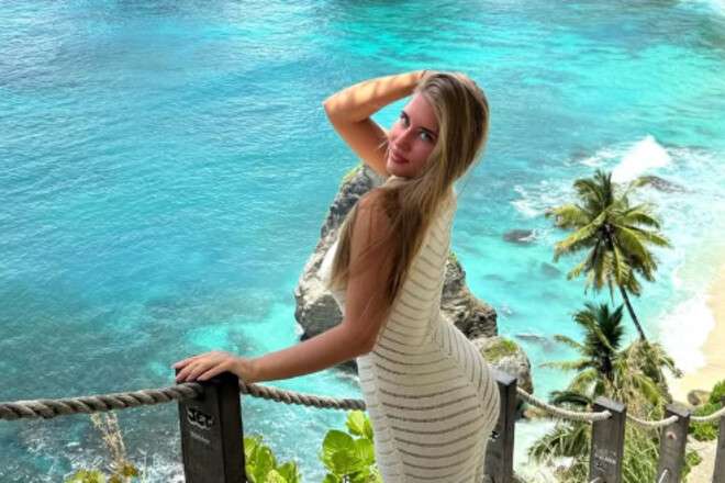 ФОТО. Дуже гаряче. Дружина зірки Шахтаря вразила формами у купальнику