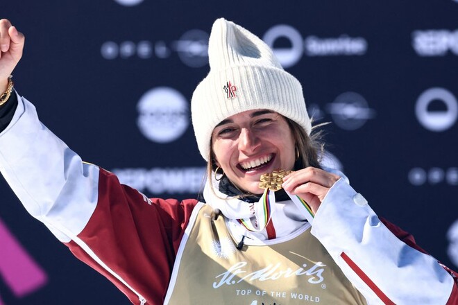 Она установила рекорд. На ЧМ по фристайлу определены медалисты в могуле