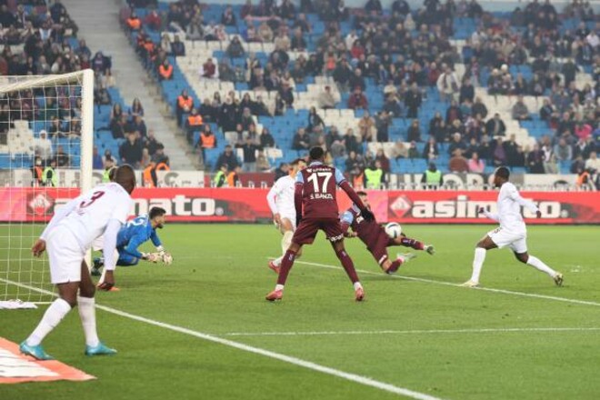 «А Ребров теперь пусть думает». Реакция болельщиков на гол Зубкова