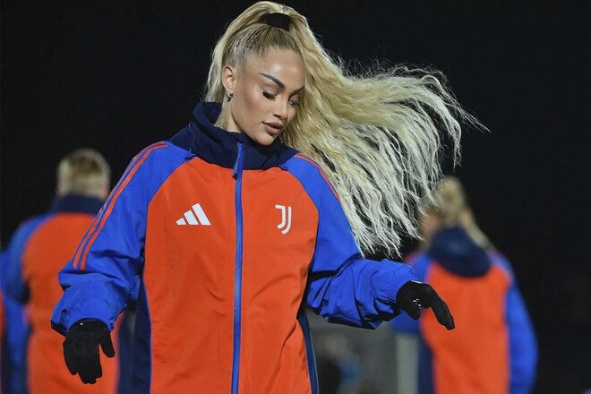 ФОТО. Самая сексуальная футболистка подвергается оскорблениям. Причина