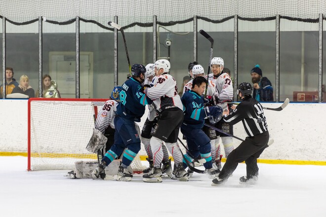 Жестокие драки и 7 шайб. Состоялся третий матч финала плей-офф