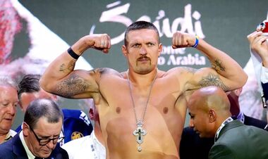 ВІДЕО. Чемпіон на місці. Усик прибув у Ер-Ріяд на мегабій-реванш з Ф'юрі