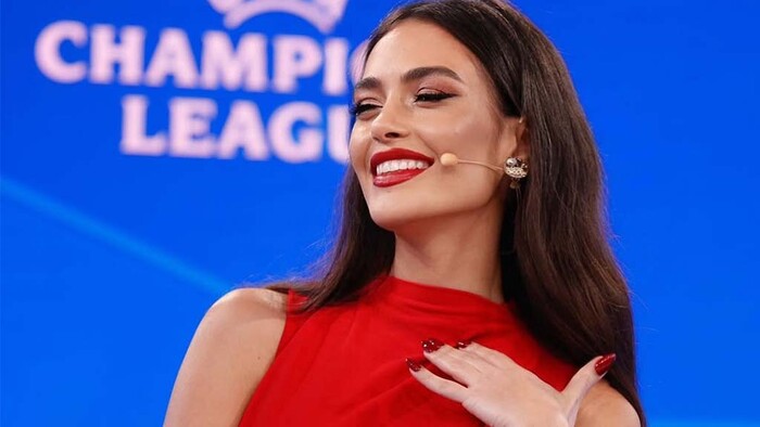 ФОТО. «Албанская Влада Седан» впечатлила своим луком в студии ЛЧ. Красавица