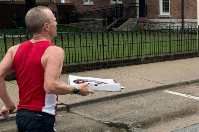 Американец пробежал марафон за 3 часа и 14 минут с коробкой пиццы в руках