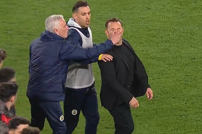 ВИДЕО. Моуриньо ущипнул тренера Галатасарая за нос, причинив «ужасную» боль