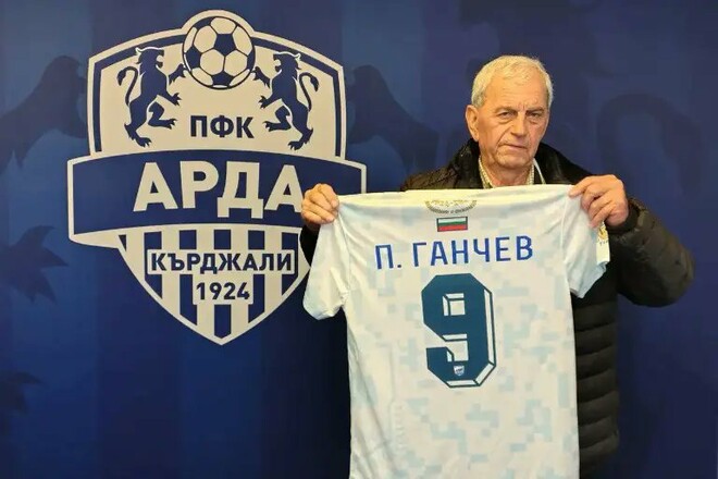 Помилкова хвилина мовчання. Болгарський клуб подарував футболку екс-гравцю