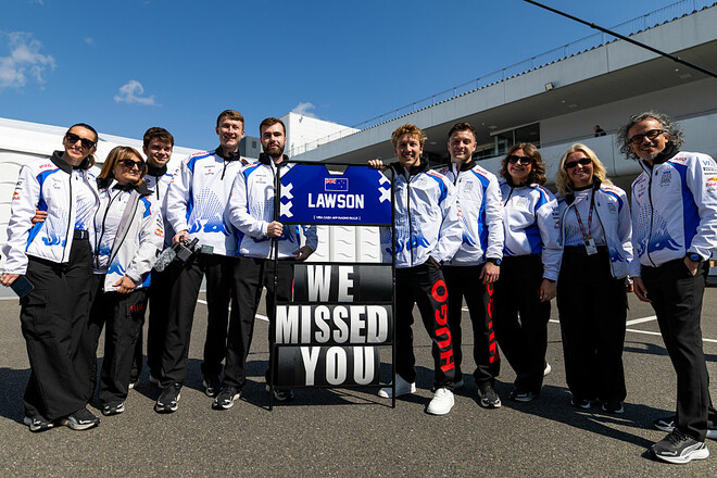 ФОТО. «Мы соскучились по тебе». Команда Ф-1 трогательно встретила пилота