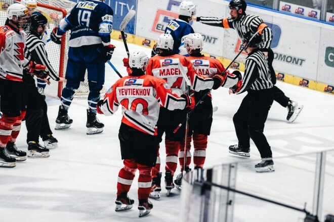 Чехия. Шайба Алексея Евтехова вывела Динамо-Пардубице в финал