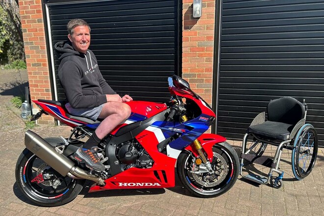 Из инвалидного кресла. Ветеран гонки на острове Мэн снова сядет на мотоцикл