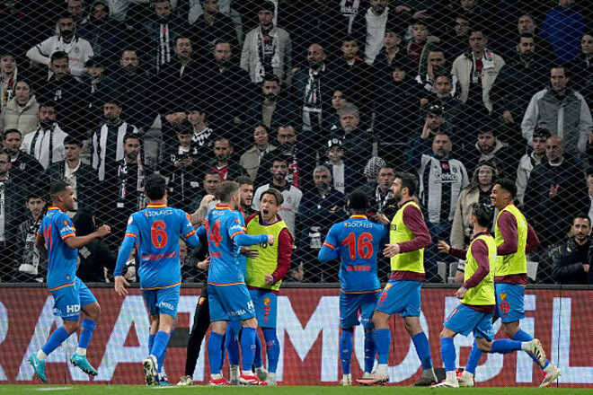 Червона картка і хет-трик. Бешикташ сенсаційно вилетів із Кубка Туреччини