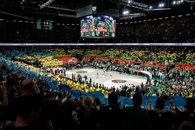 Фанати Жальгіріса підтримали Україну. Трибуни перетворилися на два прапори