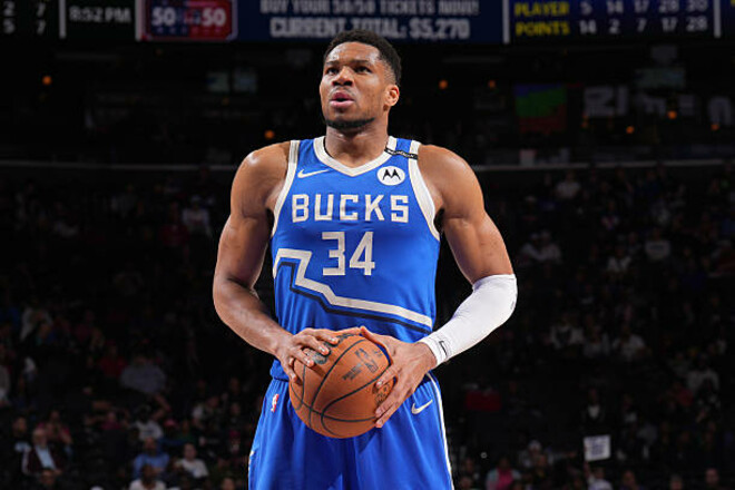 ВИДЕО. Адетокумбо своим трипл-даблом ведет Милуоки в плей-офф