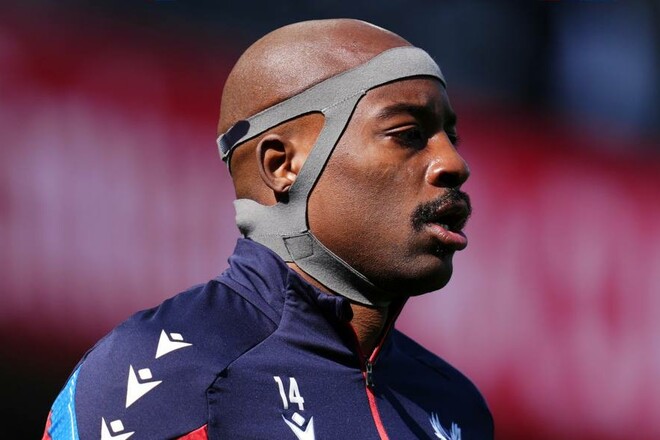 ФОТО. Ему порезали ухо бутсой. Матета вернулся в игру в защитной маске