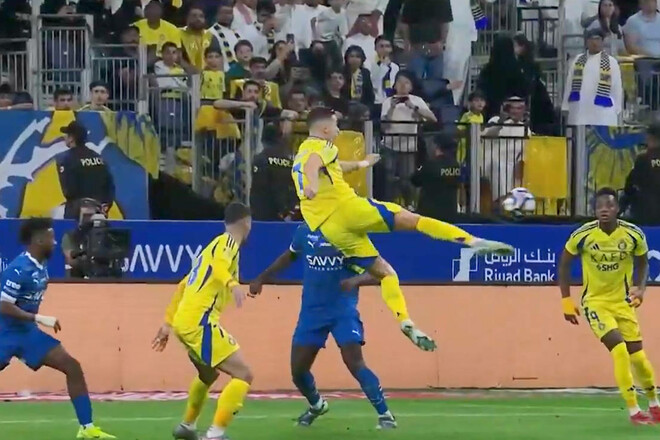 ВИДЕО. В 40 лет Роналду попытался забить ударом в прыжке через себя