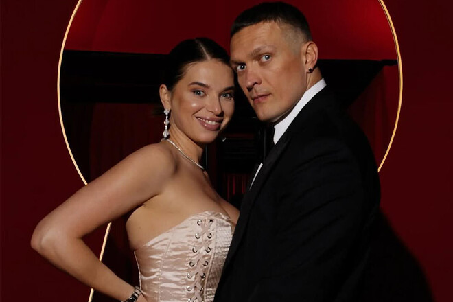 ФОТО. Милота дня. Олександр Усик із дитиною в руках підкорив соцмережі