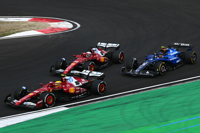 ФОТО. Карлосу Сайнсу грозит штраф за инцидент с Хэмилтоном