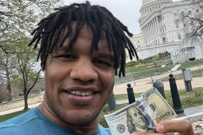 ФОТО. Беленюк знайшов 100 доларів під час пробіжки біля Капітолію