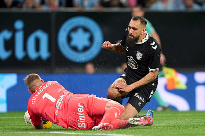 Разрыв кишечника. Экс-кипер Барселоны получил в столкновении ужасную травму