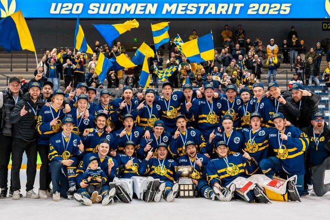 Даніїл Трахт виграв чемпіонат Фінляндії та першим підняв кубок