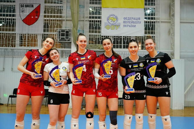 Лучшие волейболистки получили награды за выступления в своих амплуа