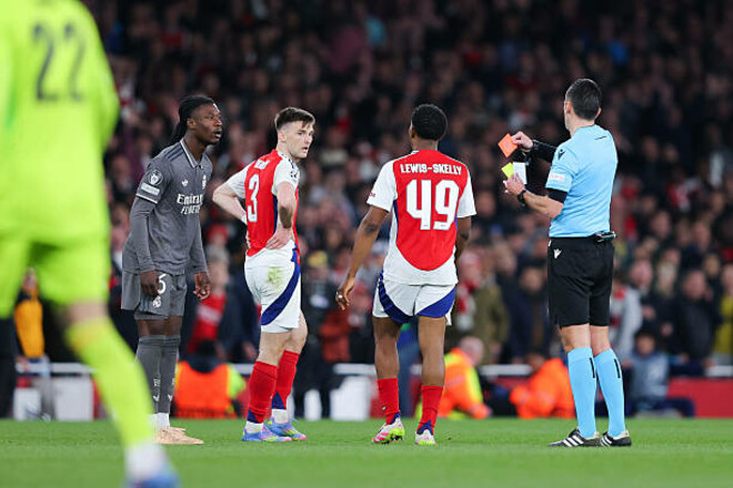 ФОТО. Судья показал красную игроку Реала на 90+4-й в матче ЛЧ с Арсеналом