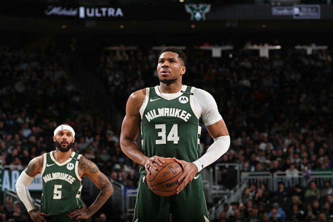 Адетокумбо продолжил свою серию с трипл-даблами в НБА