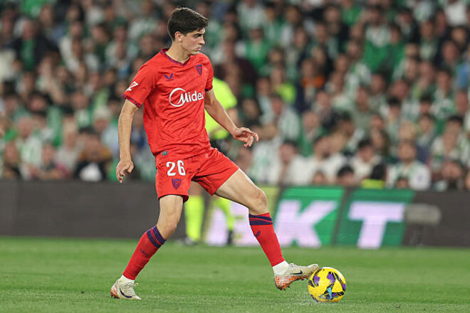 ОФІЦІЙНО. Його хотів Реал. Молодий захисник продовжив контракт з Севільєю