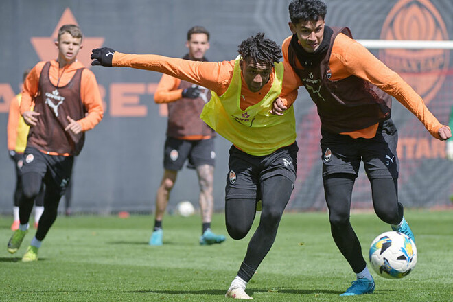 ФОТО. Шахтер провел тренировку в Святошине, готовясь к выездной игре с ЛНЗ