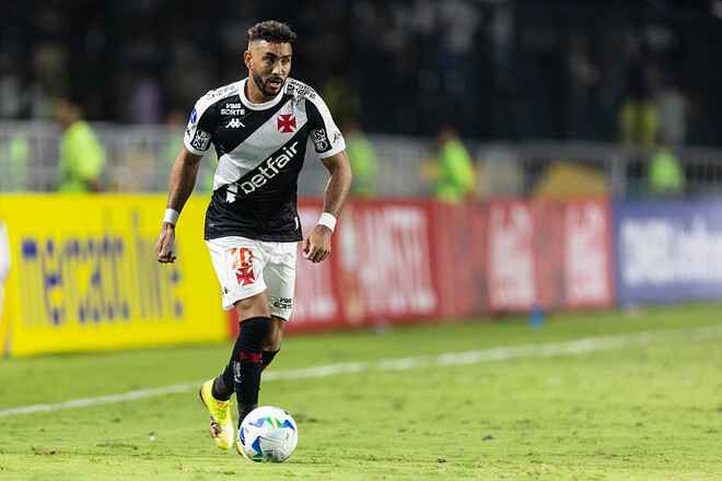 Змушував цілувати підлогу. Ексгравця Марселя звинувачують у насильстві