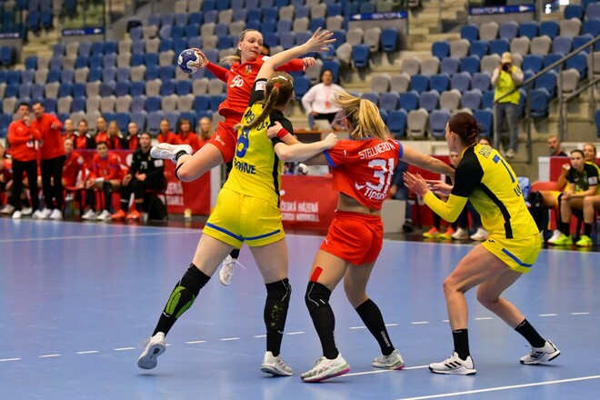 ФОТО. Украинки потерпели фиско в игре с Чехией в отборе на ЧМ по гандболу