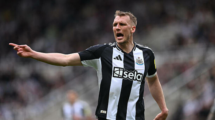 ФОТО. Звезда АПЛ отметился впечатляющим поступком. Он толкал машину