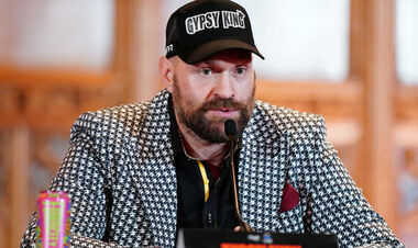 З букетом квітів і під вигуки натовпу. Ф'юрі прилетів до Саудівської Аравії