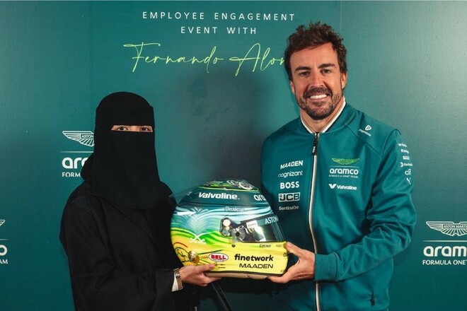 ФОТО. Алонсо представил специальный шлем к Гран-при Саудовской Аравии