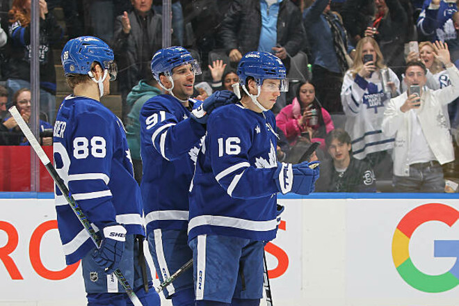 Звездные нападающие Торонто Мейпл Лифс попали в историю НХЛ