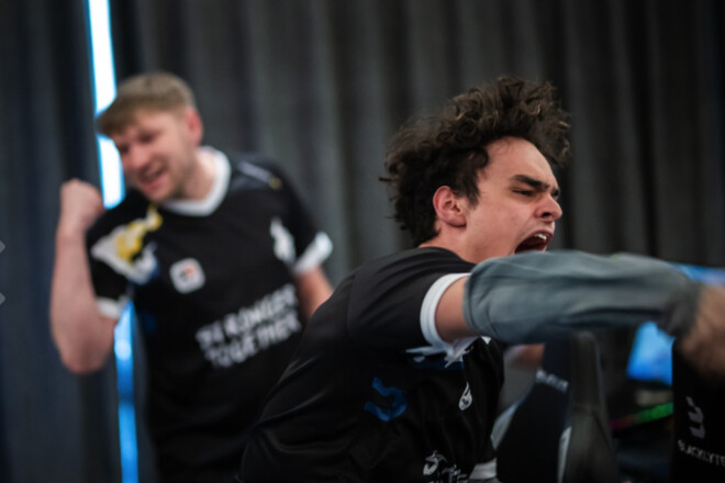 Passion UA заработали на наклейках с Major двухлетний бюджет