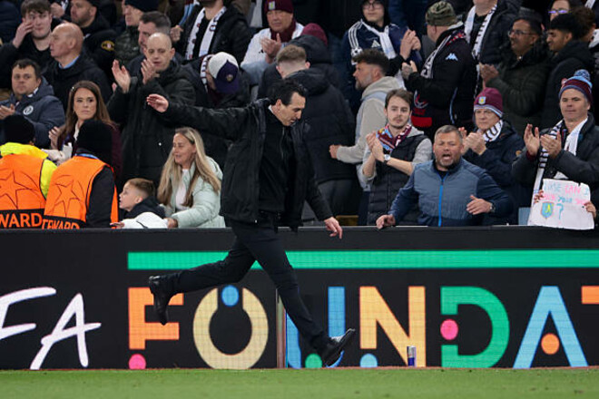 ФОТО. Упал на газон. Реакция тренера Астон Виллы на незабитый эпизод