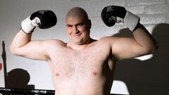 Непобежденный супертяж нокаутировал соперника, который был тяжелее на 55 кг