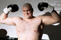 Непобежденный супертяж нокаутировал соперника, который был тяжелее на 55 кг