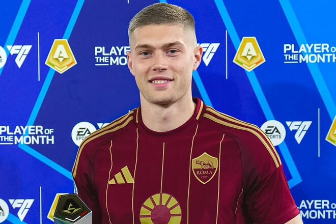 ФОТО. Артем Довбик получил приз лучшему игроку Серии A в марте