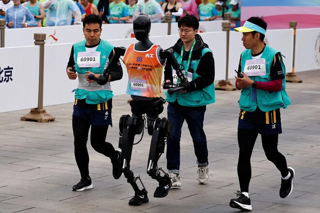 В Китае впервые состоялся полумарафон с участием людей и роботов-гуманоидов