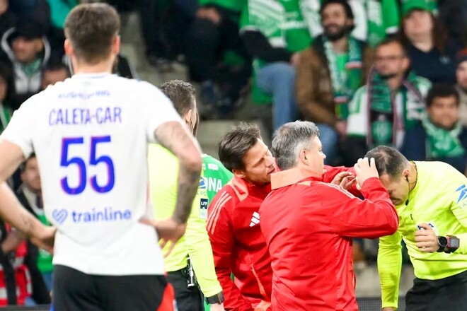 Прямо в голову судье. Матч Сент-Этьена с Лионом прерван из-за беспорядков