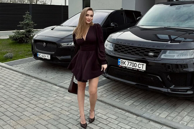 ФОТО. Дружина захисника збірної України похвалилася елітними авто