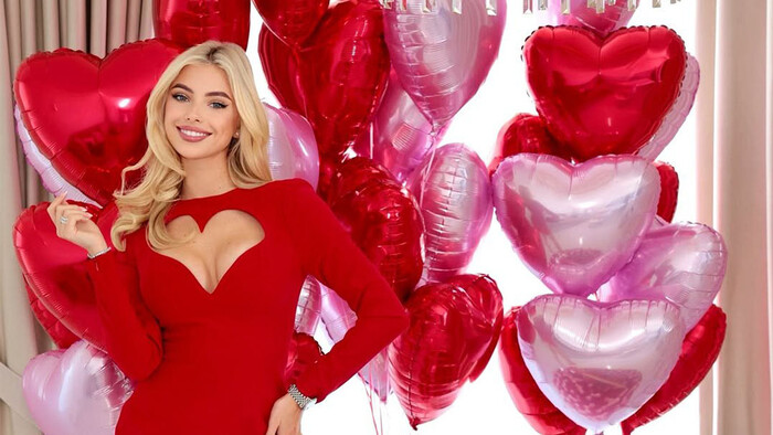 ФОТО. Дружина футболіста Шахтаря вразила глибоким декольте