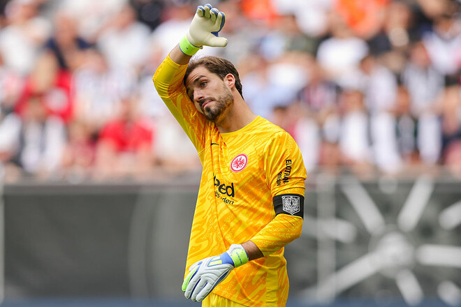 В матче против Аугсбурга установлен новый вратарский рекорд Айнтрахта