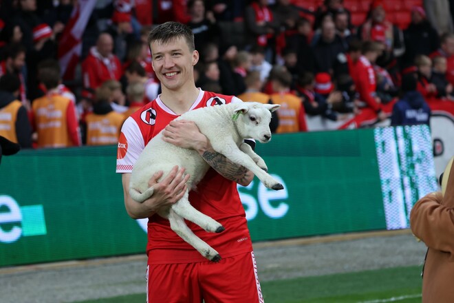 Норвежский Брюне продолжает традиции. Лучший игрок матча получил ягненка